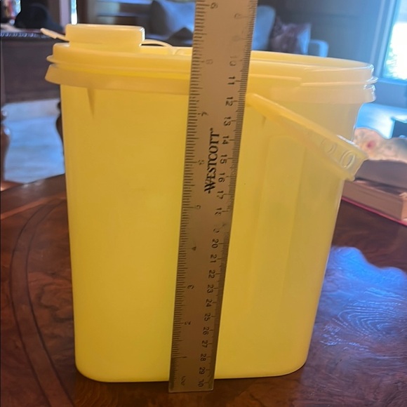 Tupperware Bright Yellow 70’s Sip and Store Container - Picture 9 of 9